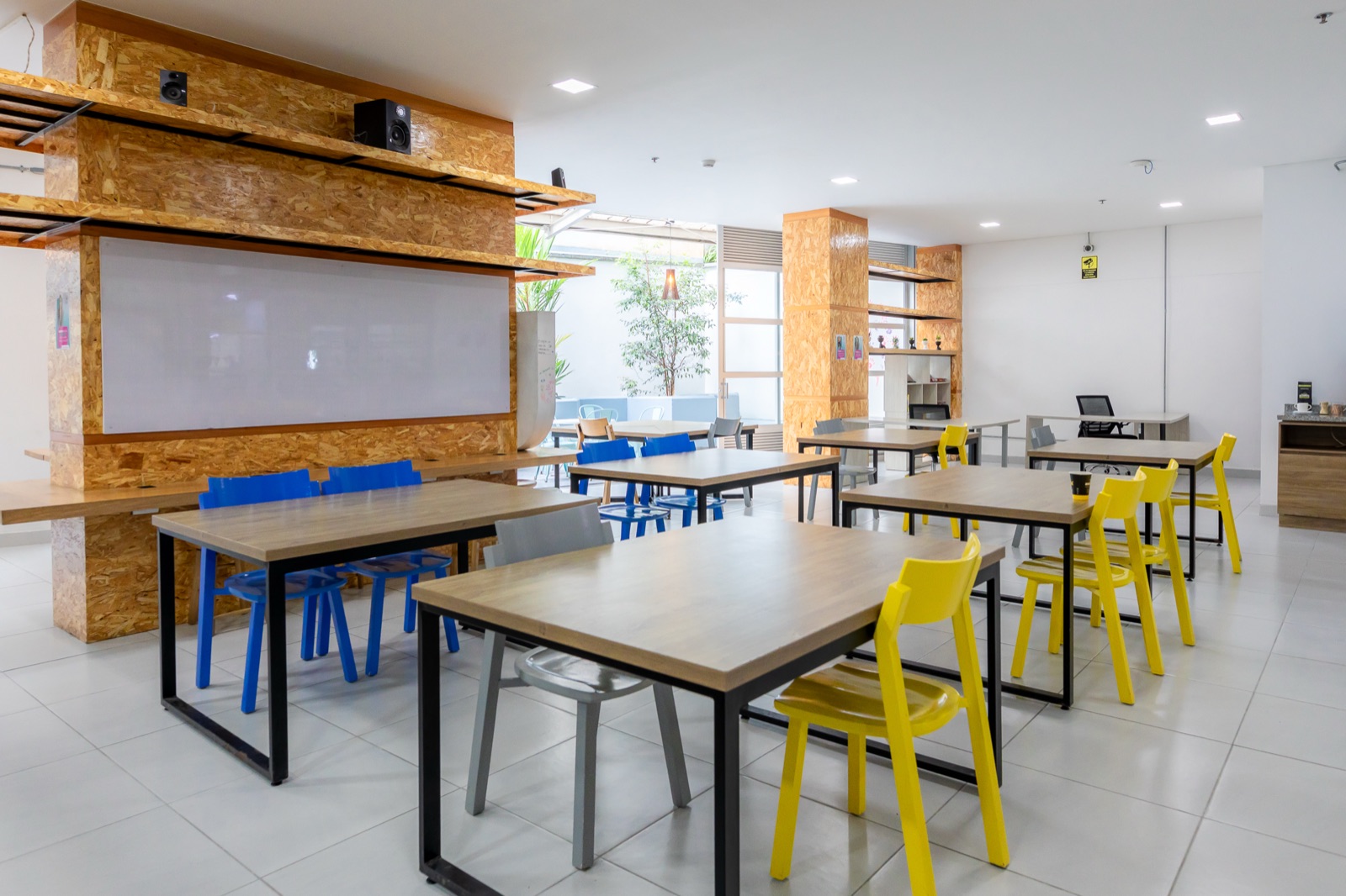 Coworking de Plaza U con mesas de trabajo