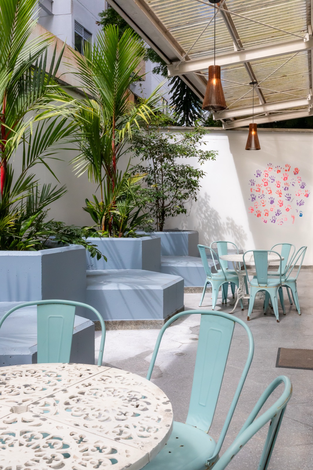 Terraza de Plaza U con mesas y vegetación