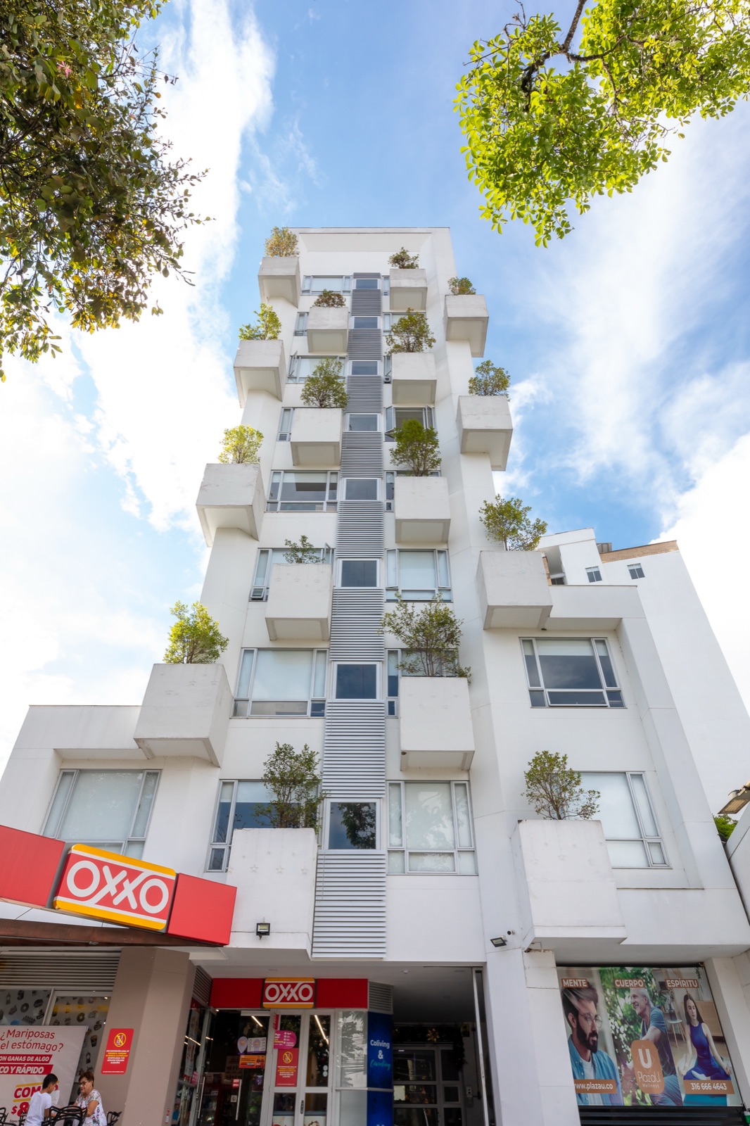 Edificio de Plaza U en Pereira, con balcones llenos de plantas