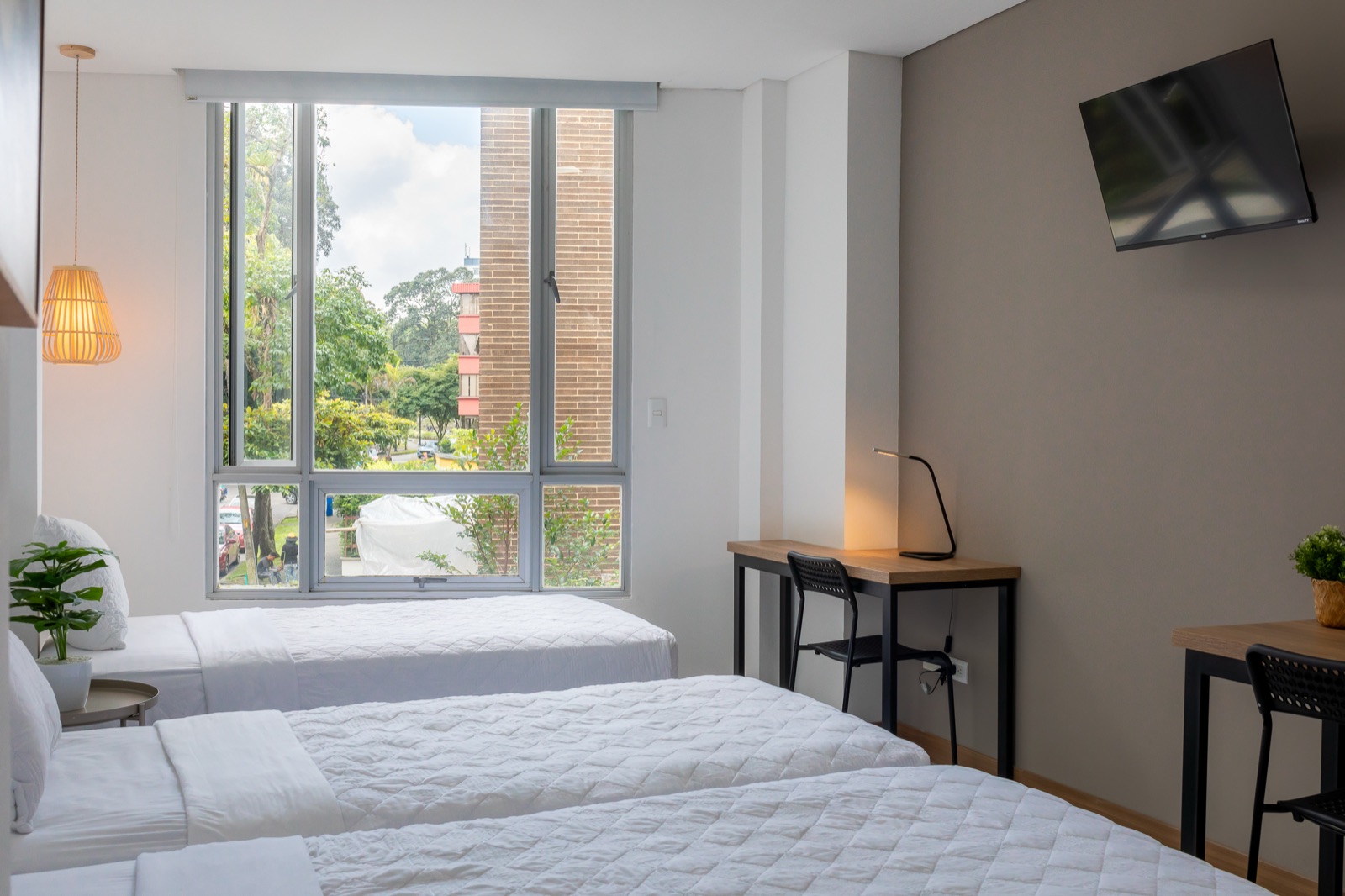 Habitación Dúplex de Plaza U con varias camas y terraza