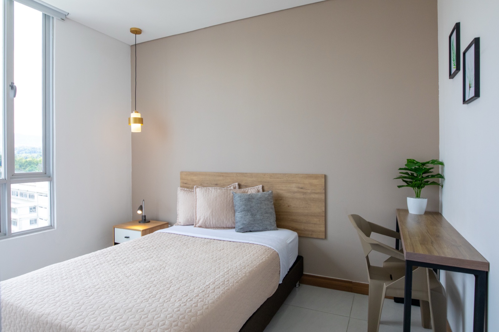 Habitación Talla L de Plaza U, amplia y con vista a la ciudad