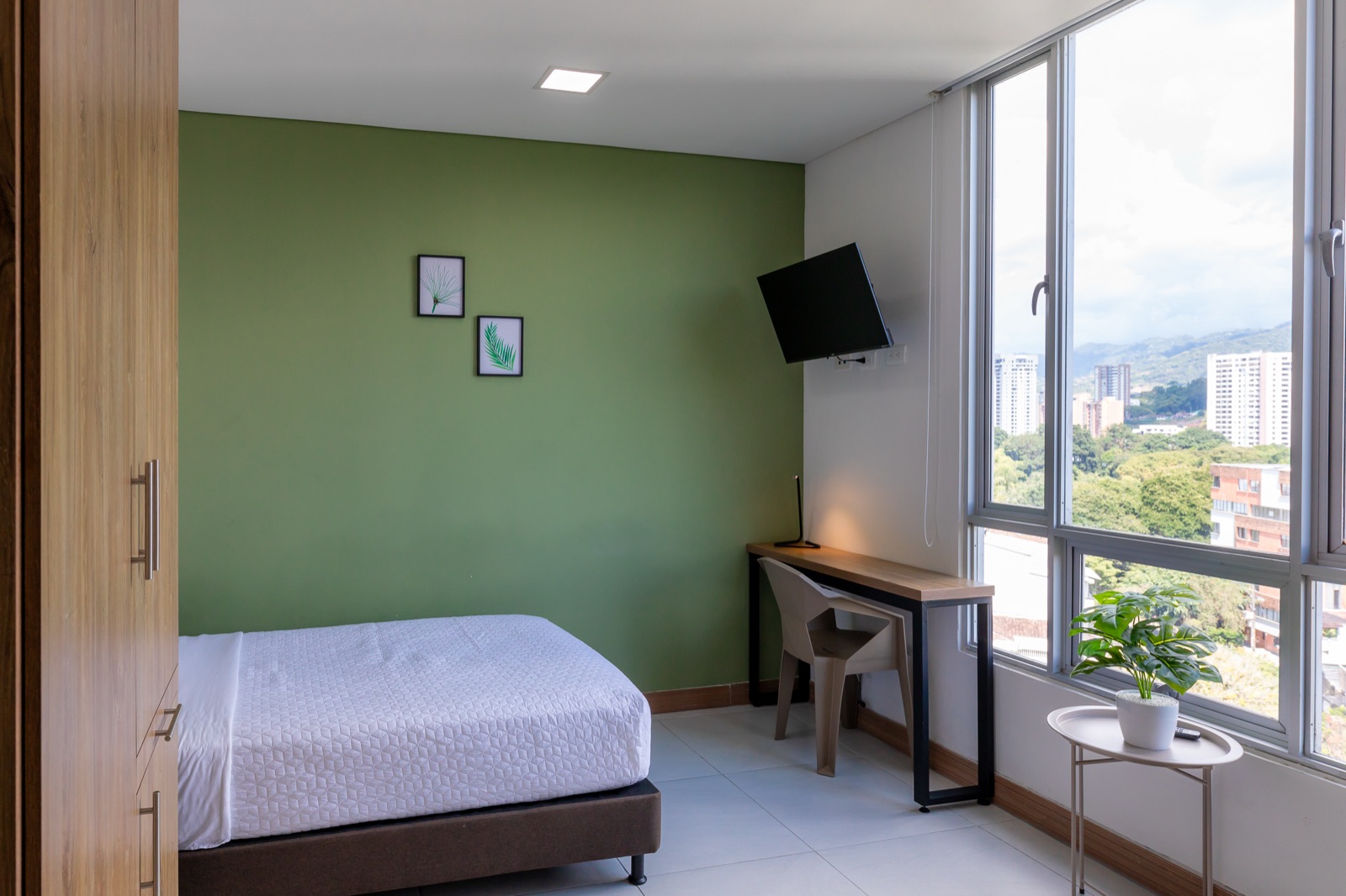 Habitación Talla M de Plaza U con cama doble y escritorio