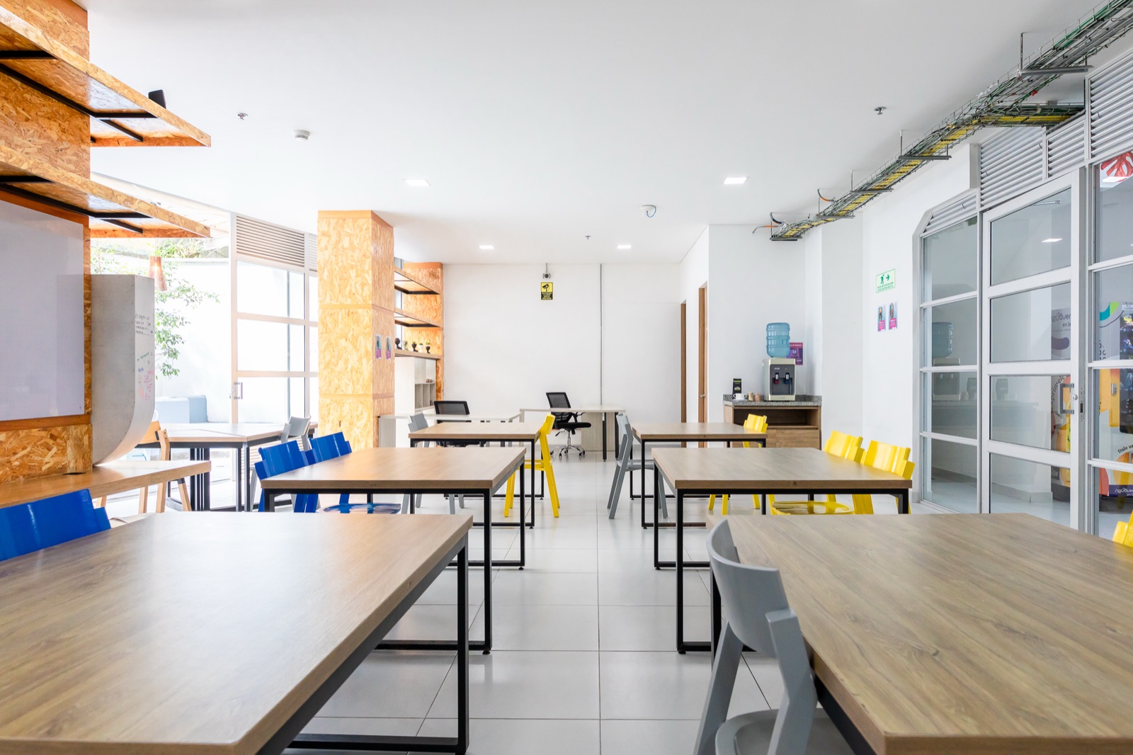 Coworking de Plaza U con mesas de trabajo y luz natural