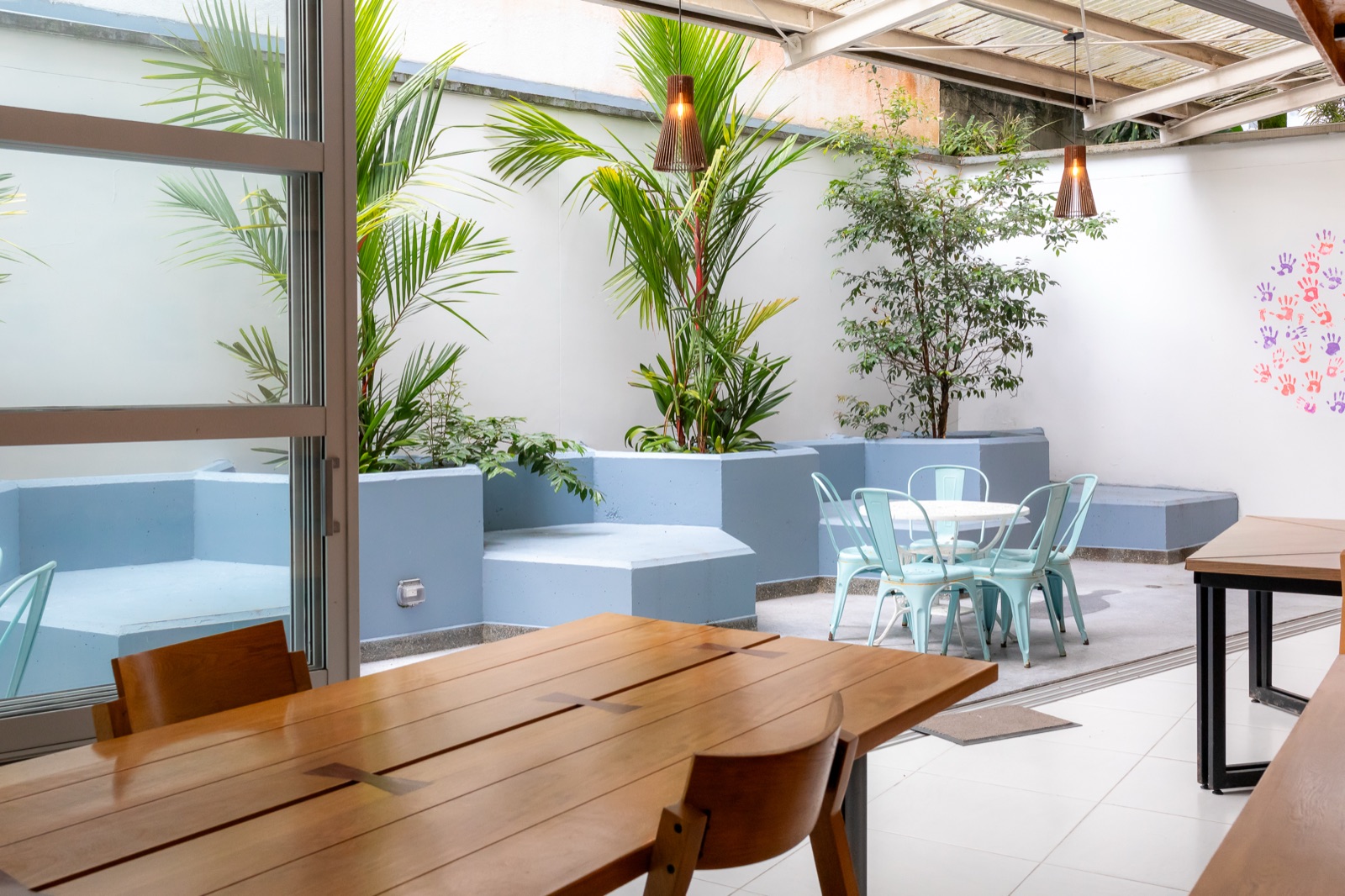 Patio de Plaza U con vegetación y zonas para trabajar al aire libre